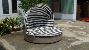 Wicker Round Daybed with Retractable Canopy