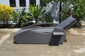 Wicker Sun Lounger with silver gas spring handle